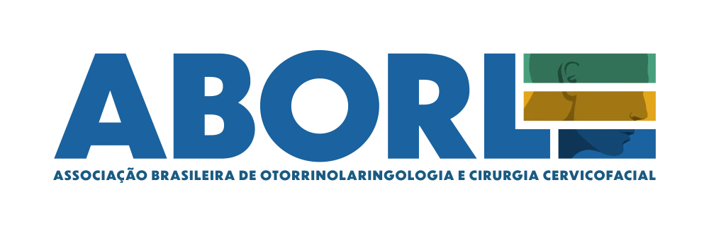 Doutora Gisela Tanno, médica otorrino, sorrindo para foto em seu moderno consultório.