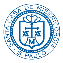 Doutora Gisela Tanno, médica otorrino, sorrindo para foto em seu moderno consultório.