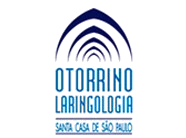 Doutora Gisela Tanno, médica otorrino, sorrindo para foto em seu moderno consultório.